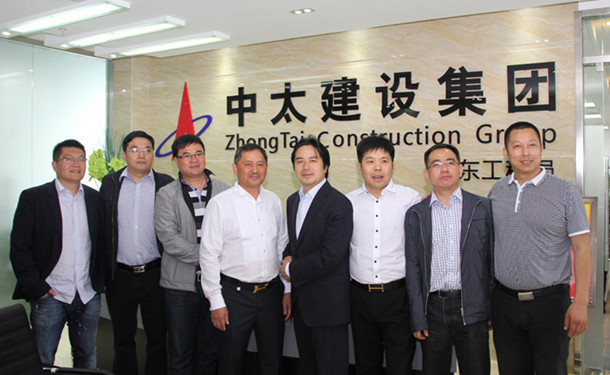 上海碧江辦公家具公司與中泰建設(shè)合影留念