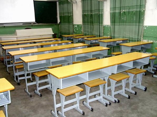 小編畢業(yè)之后學(xué)校就換了新課桌.jpg