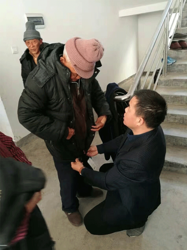 碧江家具董事長慰問孤寡老人