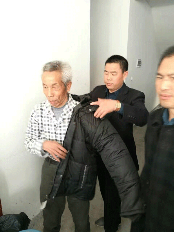 碧江家具董事長慰問孤寡老人
