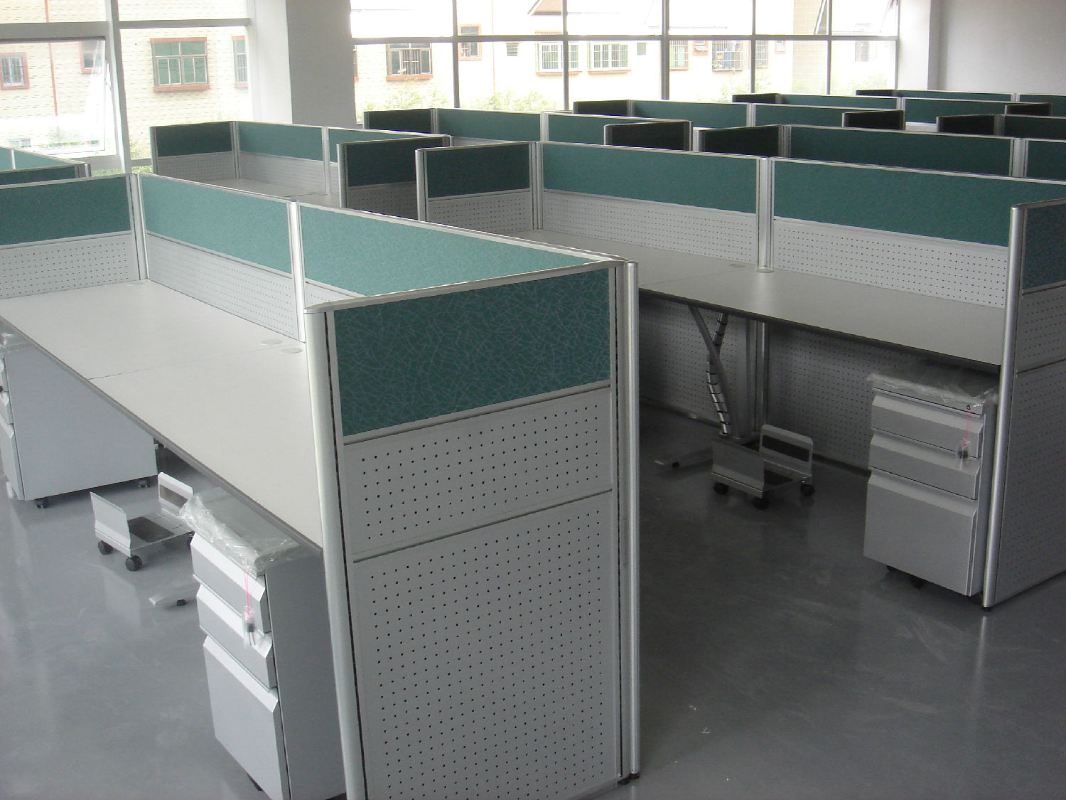 屏風(fēng)辦公桌廠家